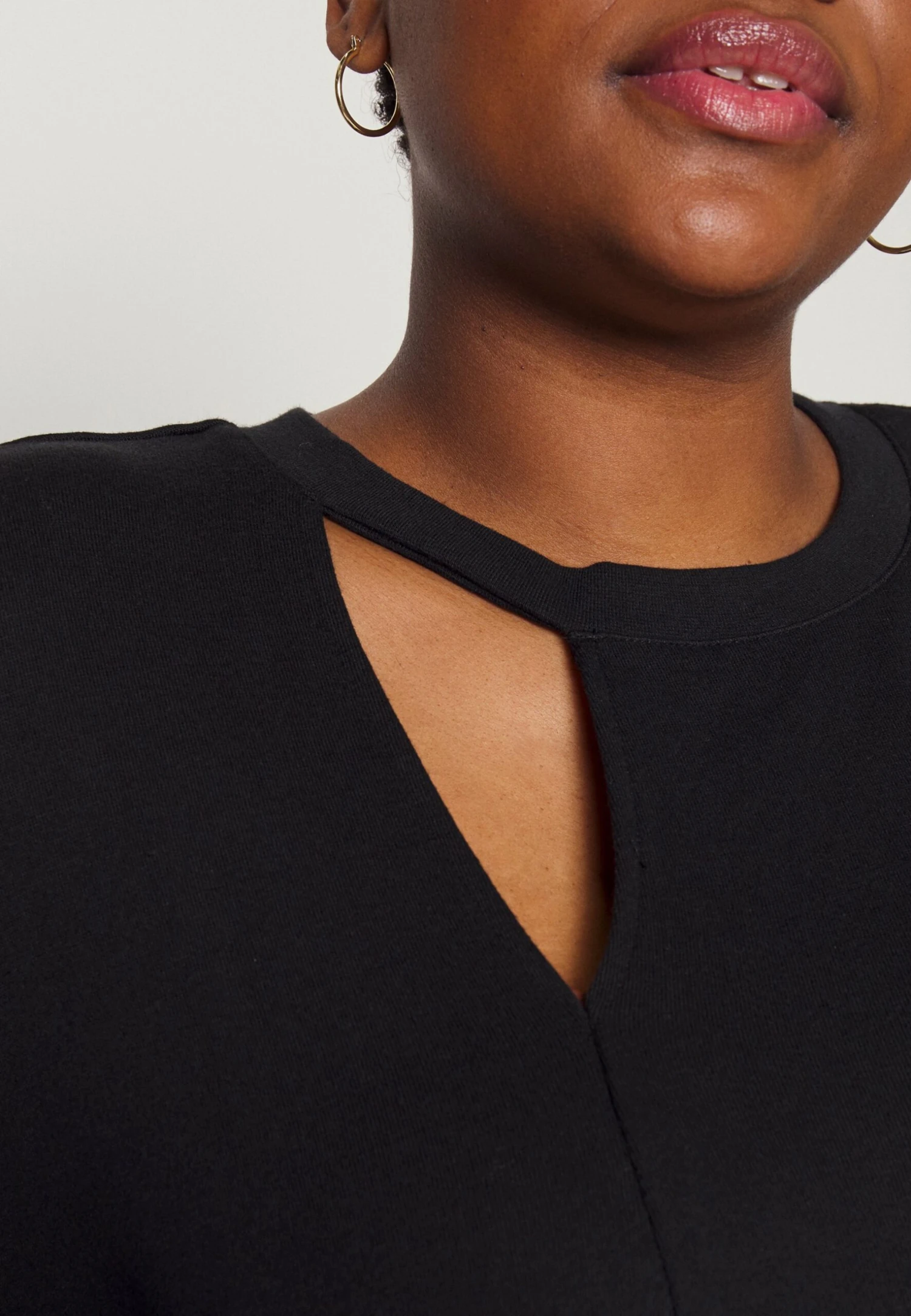 Cut Out Neck Fit - Sweatshirt - Black 8 Cut Out Neck Fit - Sweatshirt - Black – Image 6