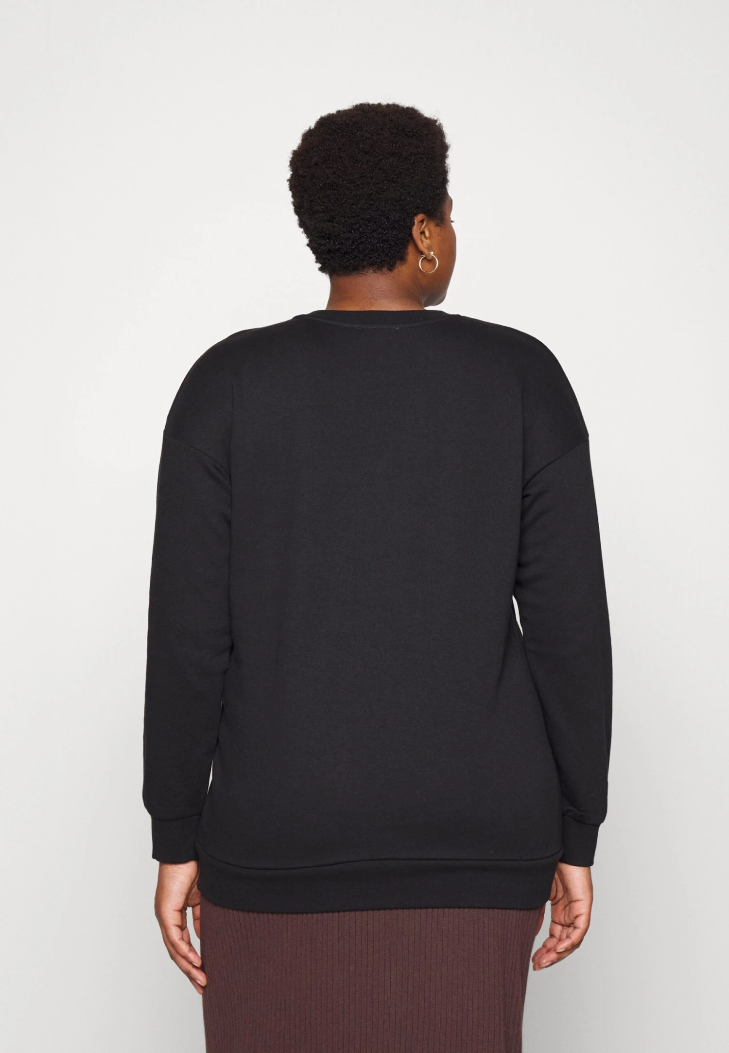 Cut Out Neck Fit - Sweatshirt - Black 5 Cut Out Neck Fit - Sweatshirt - Black – Image 3