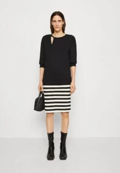 Anna Field -Anna Field 467f757a7dae4848a5c6b23fd0247d6f