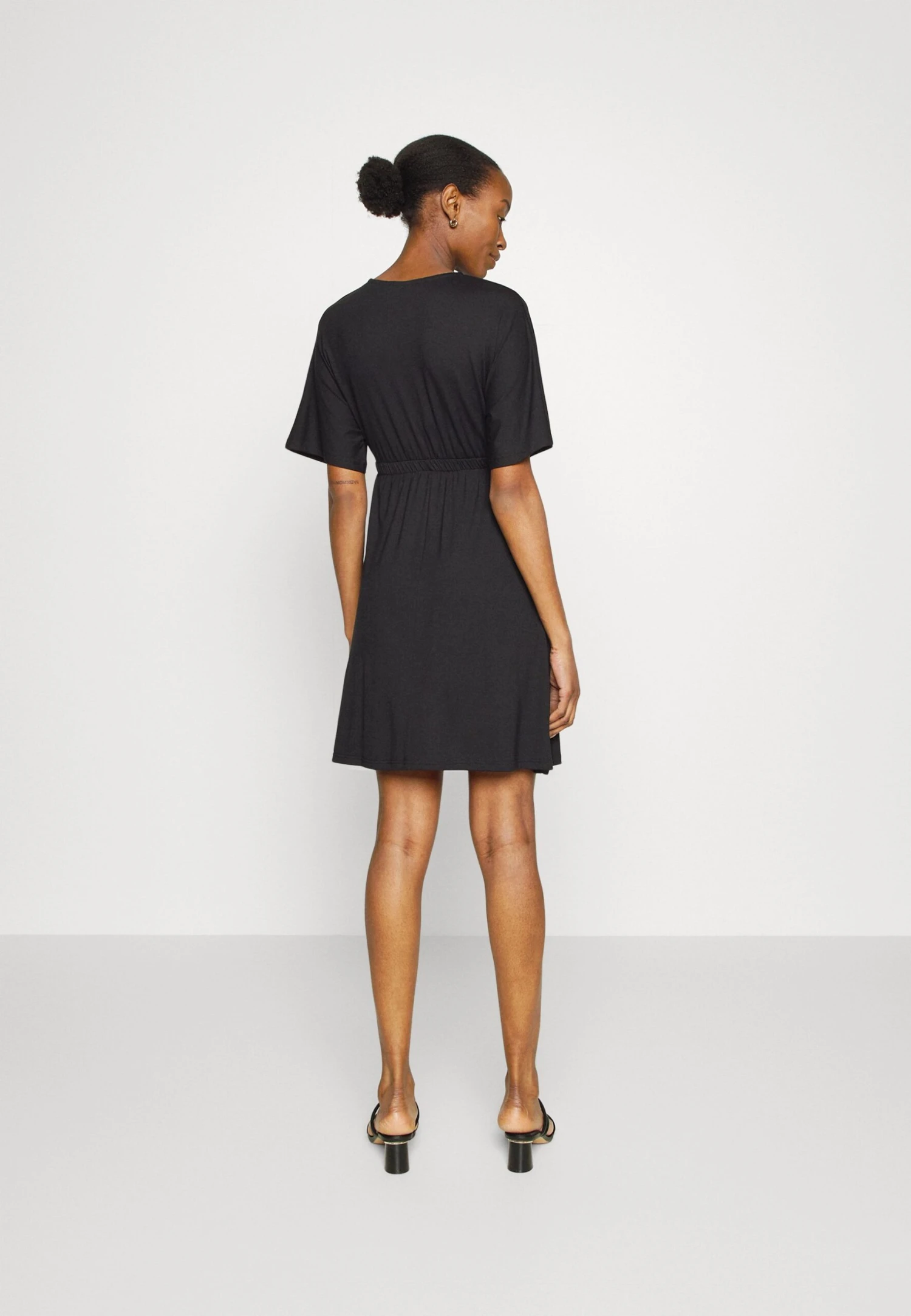 Short Sleeves Flared Mini Dress - Robe En Jersey - Schwarz 5 Short Sleeves Flared Mini Dress - Robe En Jersey - Schwarz – Image 3