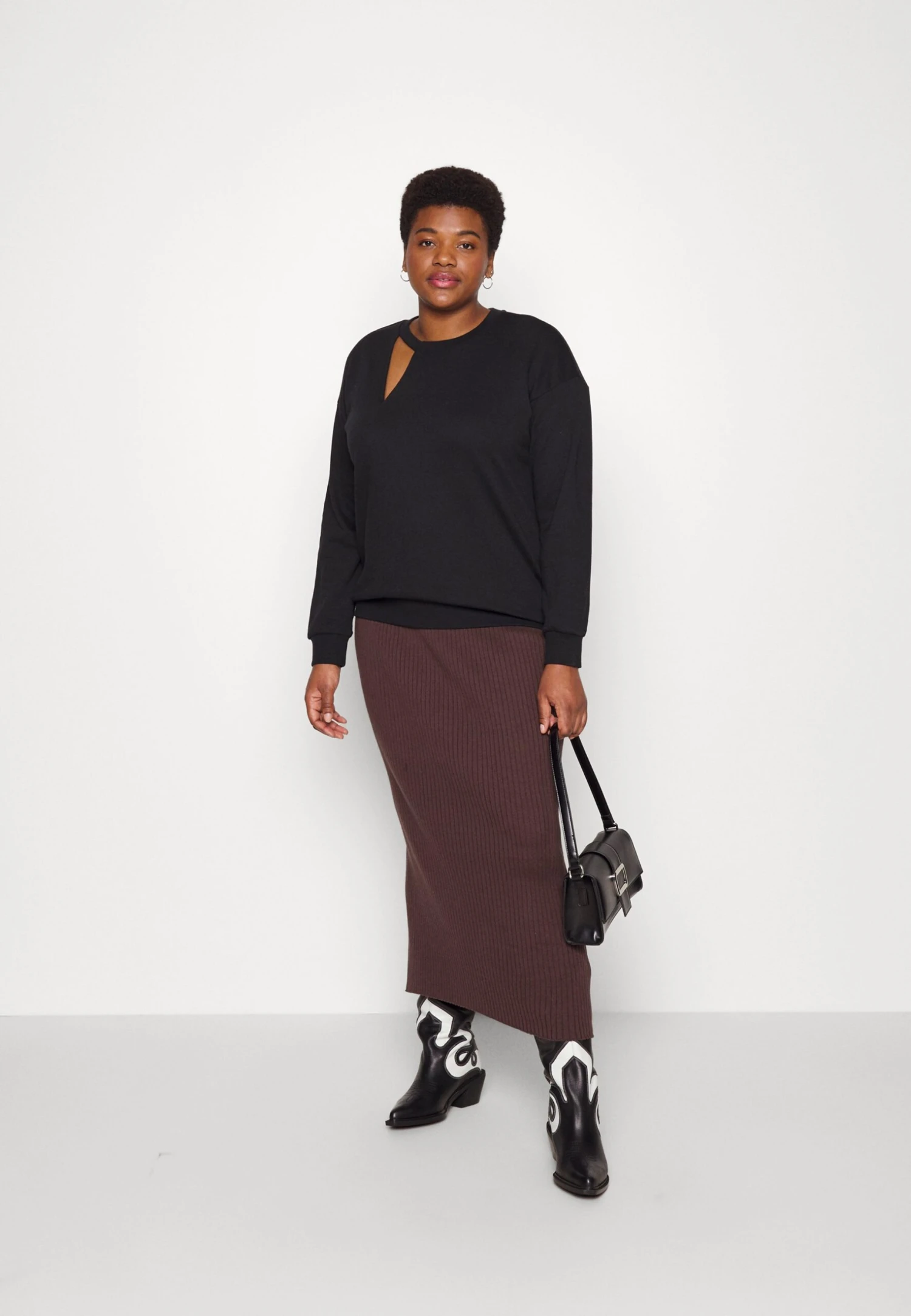 Cut Out Neck Fit - Sweatshirt - Black 4 Cut Out Neck Fit - Sweatshirt - Black – Image 2